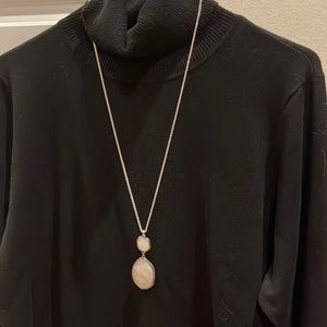 Silver necklace with Pearl stone.